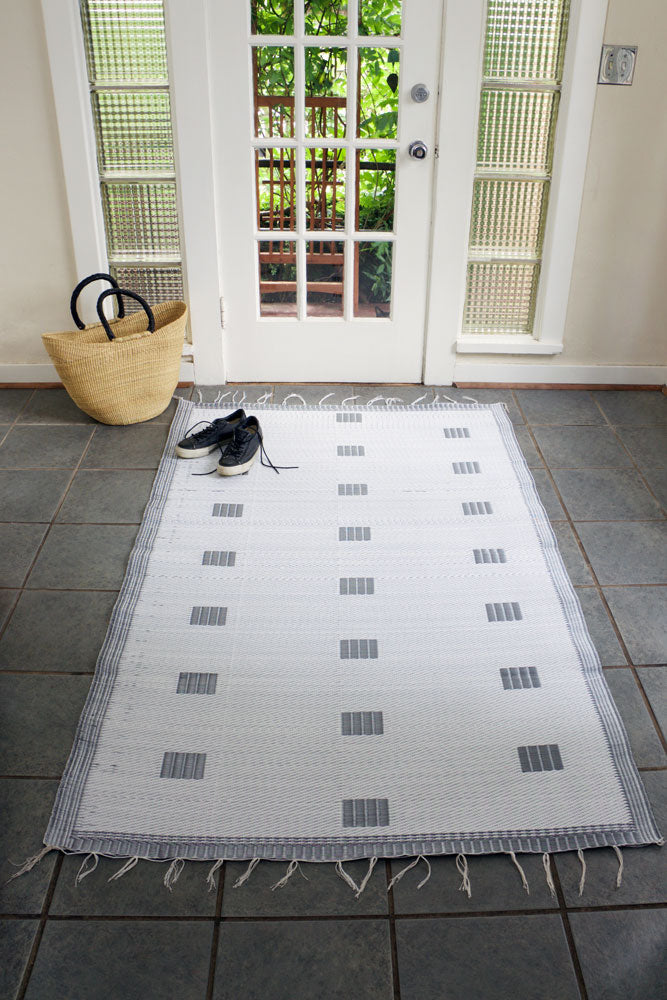 Reversible White Mingle Mat with Silver Squares